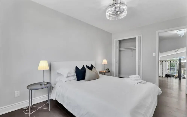 High-ceiling Home Relaxing Patio in Waterloo