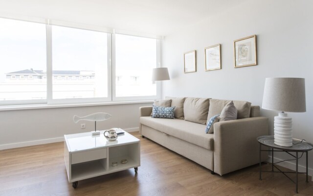 Elegant and Bright Apt Estoril by LCH