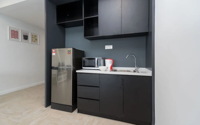 OYO Home 44050 Essential Studio Empire Marriot