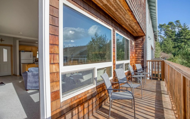 Moon Over Manzanita (MCA 1549)