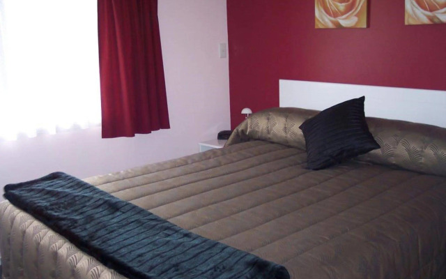 Camellia Court Motel