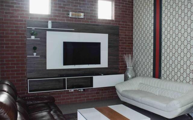 Cheerful 3- bedroom residential home with pool