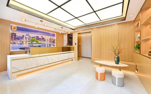 Super 8 Collection Hotel (Beijing Ganjiakou Subway Station)