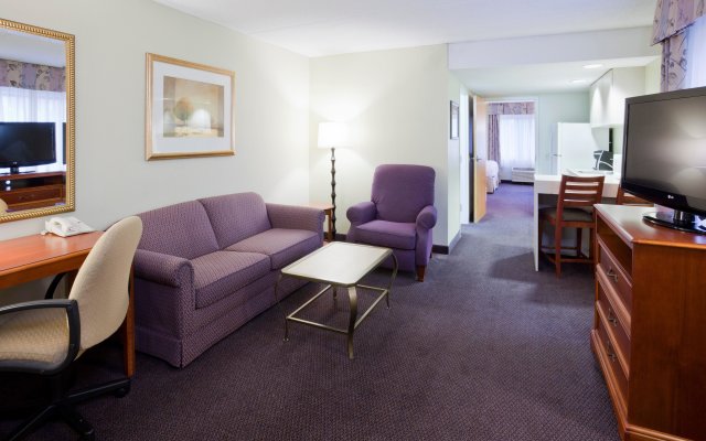 Holiday Inn & Suites St. Cloud, an IHG Hotel