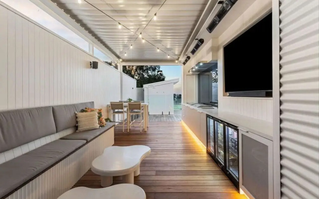 Stanford Luxury Pool Sauna Spa Tennis Court