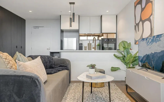 Modern, Executive 1 Bedroom Apartment With Balcony