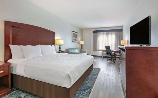 La Quinta Inn & Suites by Wyndham Fort Worth NE Mall