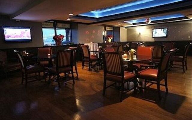 Roberts Riverwalk Urban Resort Hotel