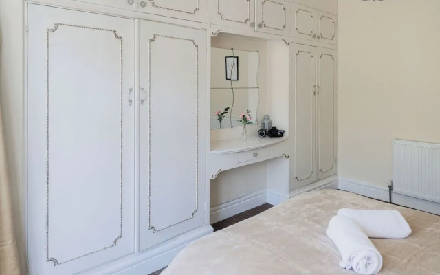 6-bed House - Sleeps 13 - Families & Contractors