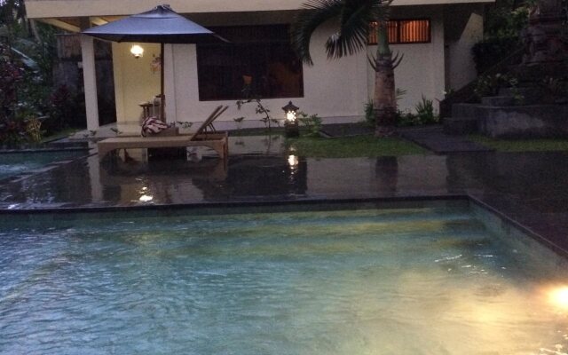 Raka Rai Bungalows