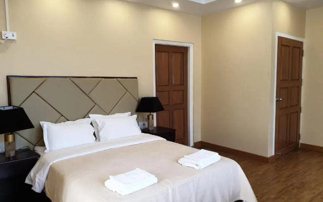 Shalom Farmhouse by the hillside