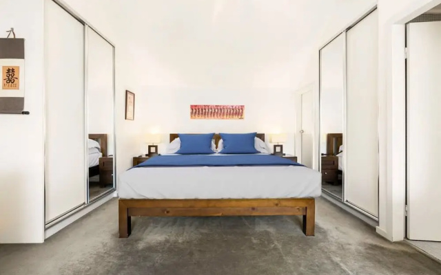 Poolside Apartment Opposite Redfern Park – Guest Rooms – Sydney