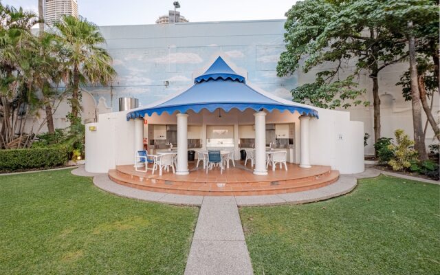 Resort-Style Apartment Opposite Beach