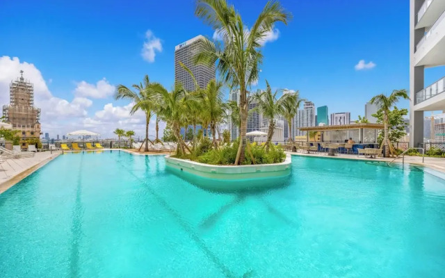 Downtown Haven Sleek 1-BR with Vistas