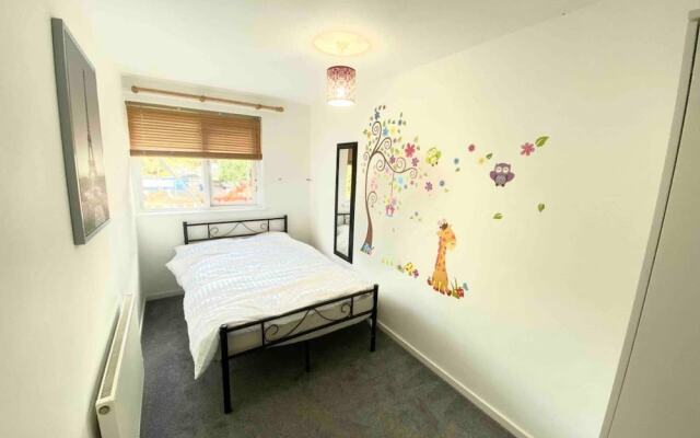 Nice 3-Bed Apartment Close to Heathrow