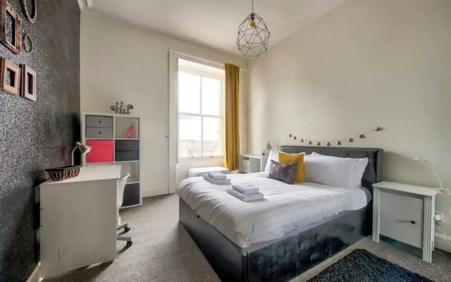 Bright And Central Flat, Directly Facing The Usher Hall