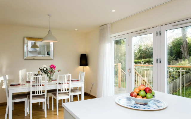 4 bed detached house - Freshwater