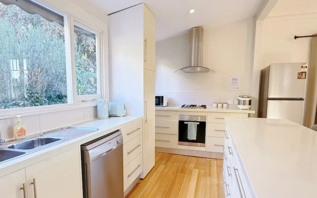 StayAU 2BR Home w/ Stunning Views in Tasmania