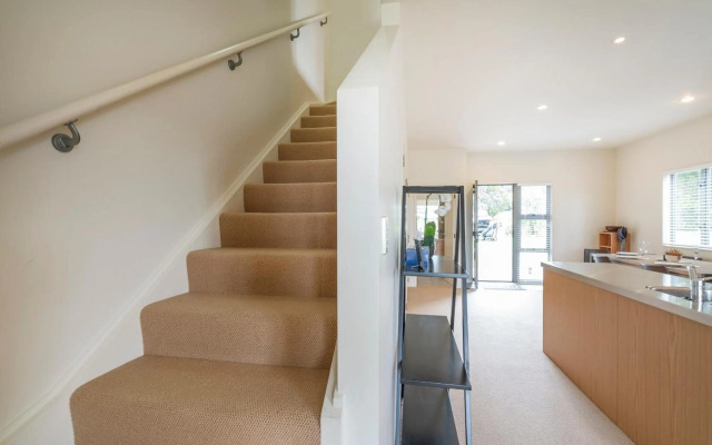 Hosts on the Coast Stay and Play