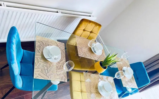 Mayfair Place - Cosy 3 Bedroom House with Free Parking