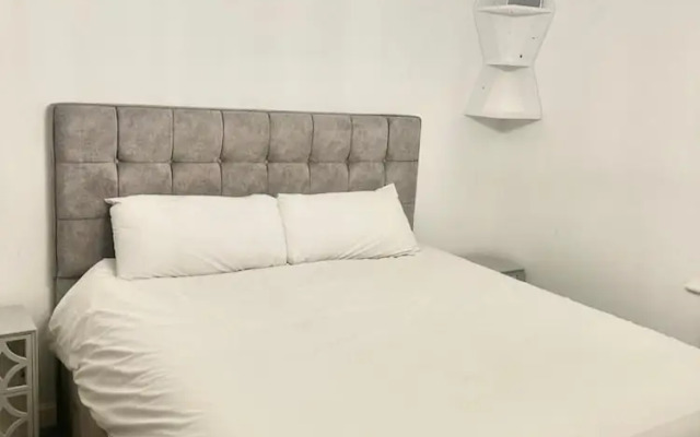 High END Spacious 4 Bed House - Free Parking
