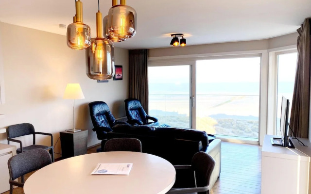 Sea Wall Retreat With Views