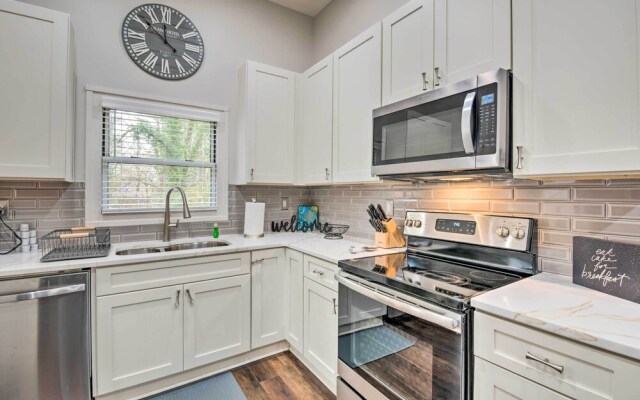 Atlanta Retreat w/ Deck in Greenbriar Area!