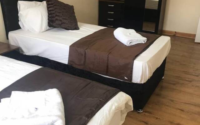 Contemporary 2 bed Apt 13