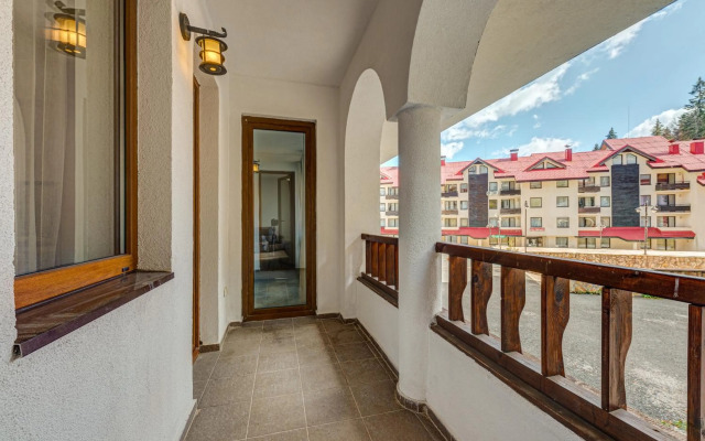 Bright and Spacious 2-BDR Apartment with Balcony