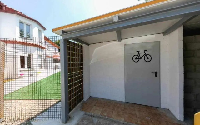 Newly renovated room w Pool y BikeParking