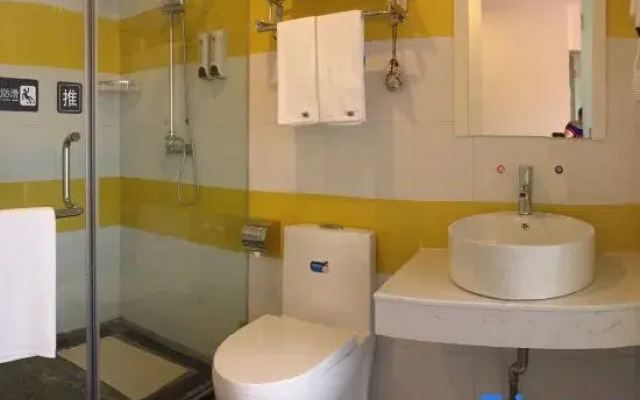 Home Inn Huayi HoteI(Emeishan  Baoguo Road Branch)