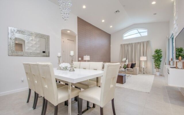 4-bedroom House w/ Private Pool - Lovely Location Home