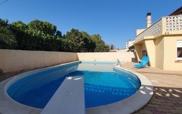 Majestic Holiday Home in Olonzac with Private Pool