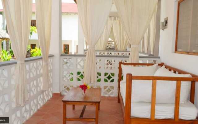 Room in Apartment - Wonderful two Minutes Walk to the White Sand Beach Property