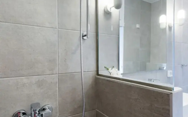 UPSTREET Minimal 2BD Apt-Lycabettus view