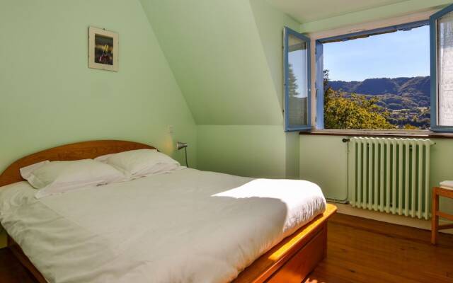 Spacious Holiday Home near Forest in Auvergne