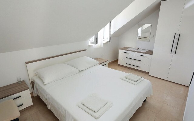 Beautiful Home in Pucisca With 3 Bedrooms and Wifi