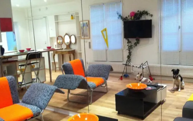 Into Paris - Louvre Apartment