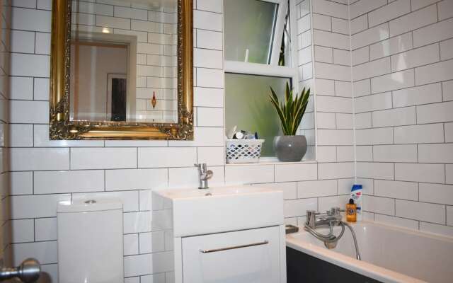 2BD Seafront Flat w Tasteful Decor & Large Garden