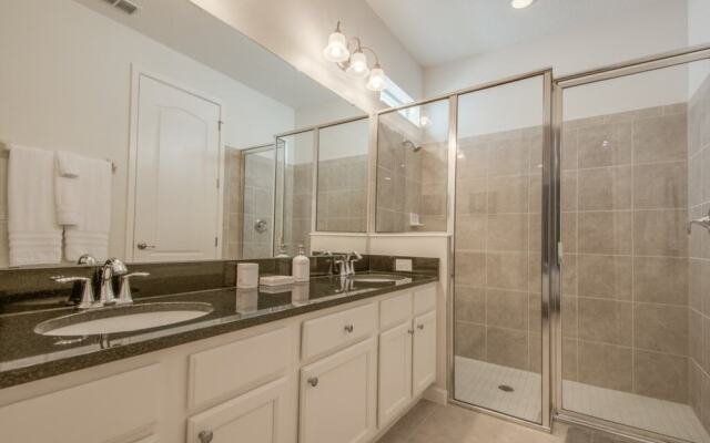 4-bedroom House w/ Private Pool - Lovely Location Home