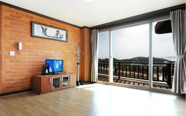 Yeosoo Hwangtoh Pension