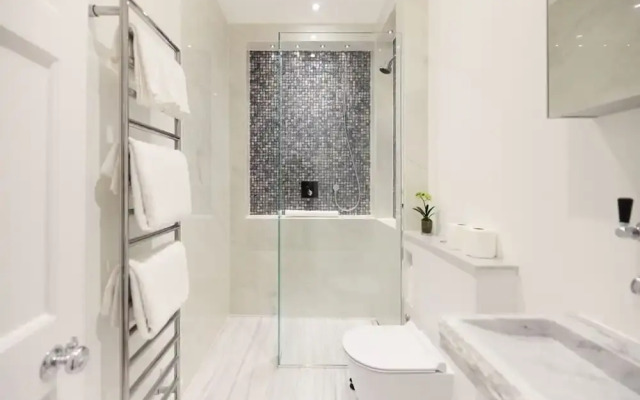 The Charm of Chelsea - Modern 4bdr With Shared Courtyard