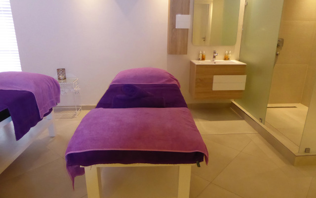 The Clarendon - Bantry Bay