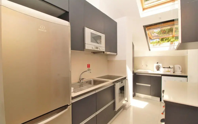 Living Apartment With Private Pool, Jacuzzi and Gym