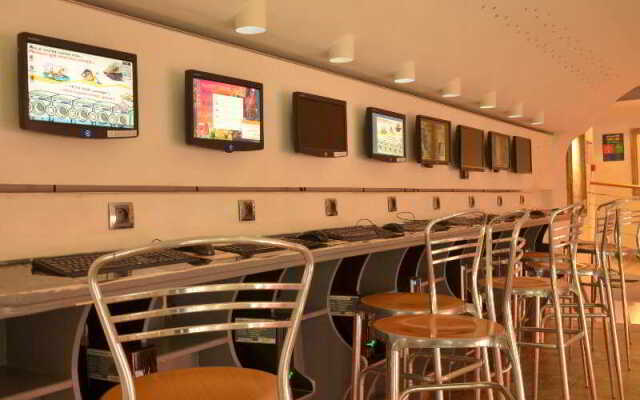 Villa Saint Exupery Gardens Hostel