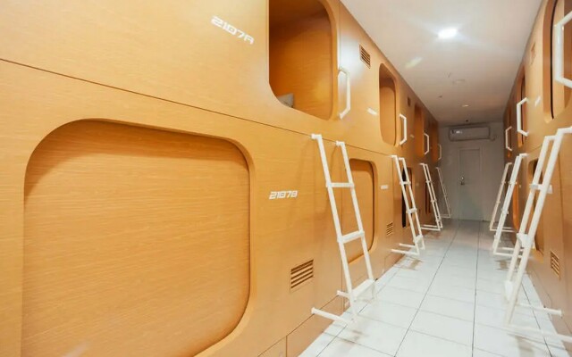 RedDoorz Hostel near Taman Puring