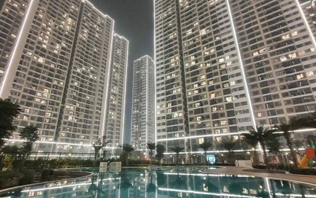 Canh Apartment in Vinhome Skylake