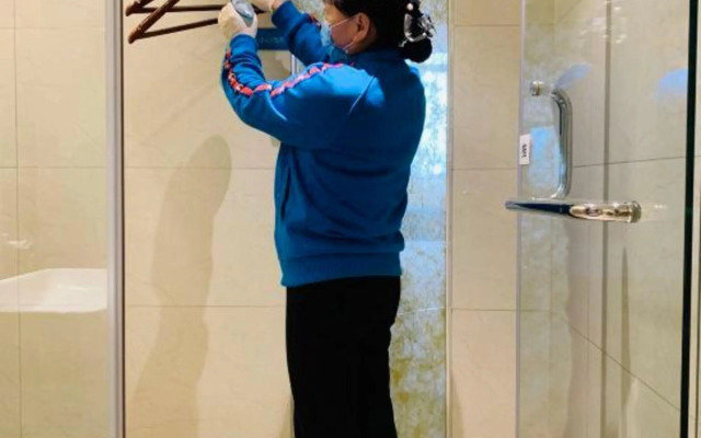 Xingguang Holiday Hotel (Zhengzhou Zijing East Street Metro Station)