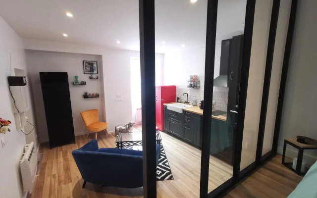 Studio atypique dans bel immeuble de 1820