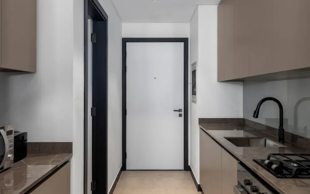 Waves - Stylish 13th-Floor Studio with Top-Notch Amenities